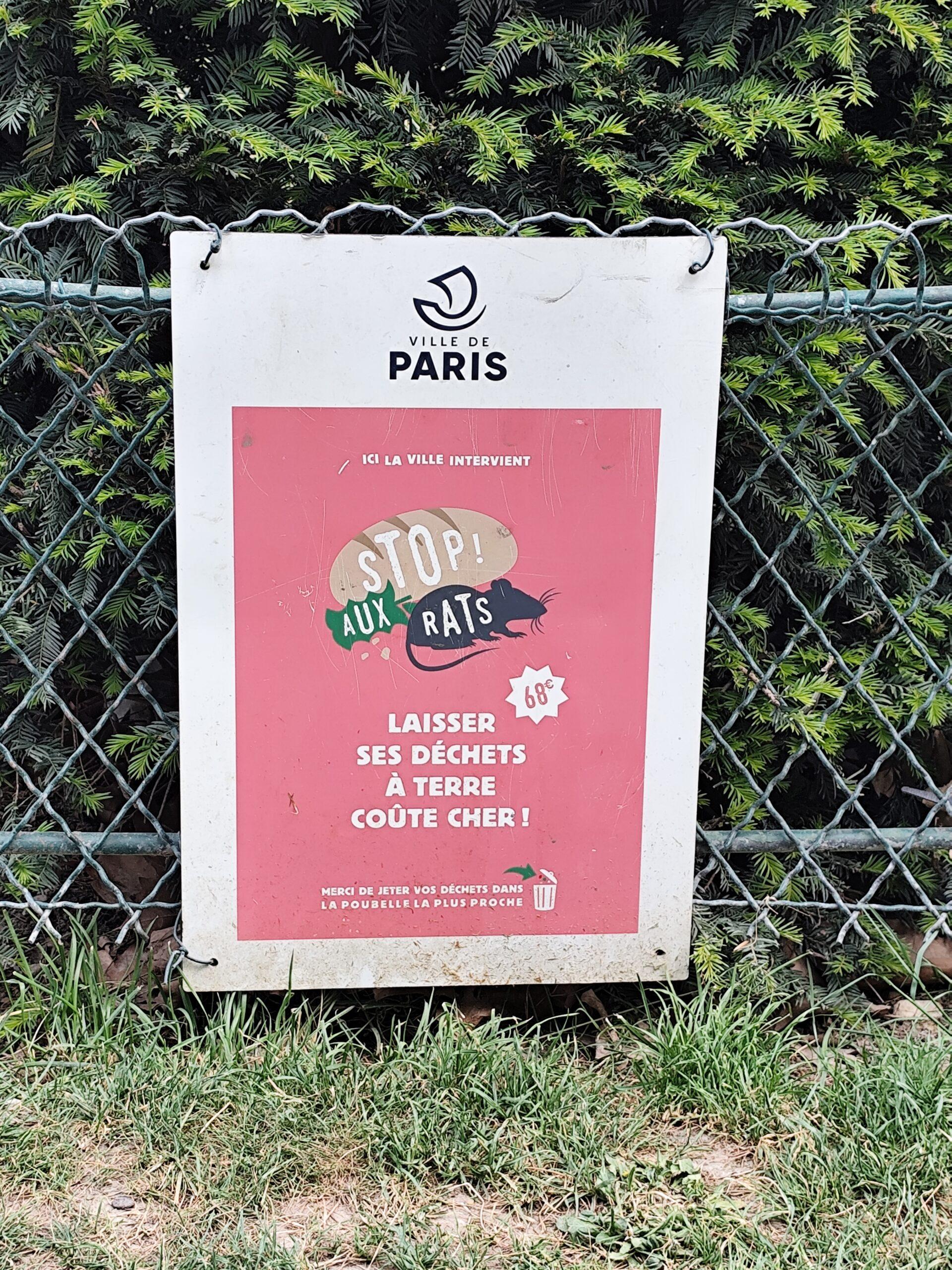 Affiche de prévention contre les rats installée par la Ville de Paris pour lutter contre les déchets laissés au sol
